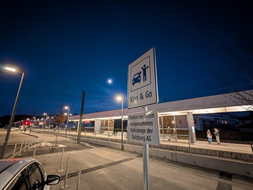 Kiss & Go - 20 Minuten sind kostenlos. Danach ist eine Nutzung nur mit Öffi-Ticket kostenlos möglich.